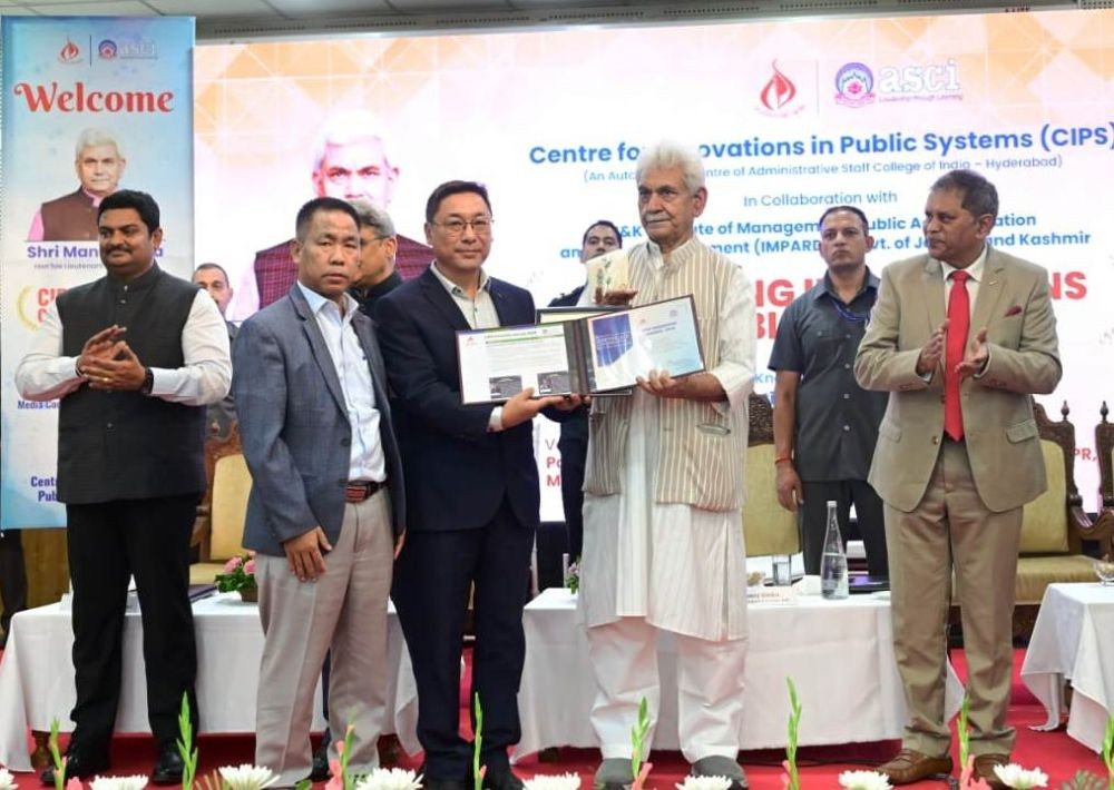 Lieutenant Governor of Jammu & Kashmir, Manoj Sinha, presents the CIPS Award to Dr Kika Longkumer, Joint CEO, and Dr Yingnei Kongyak, Deputy CEO.